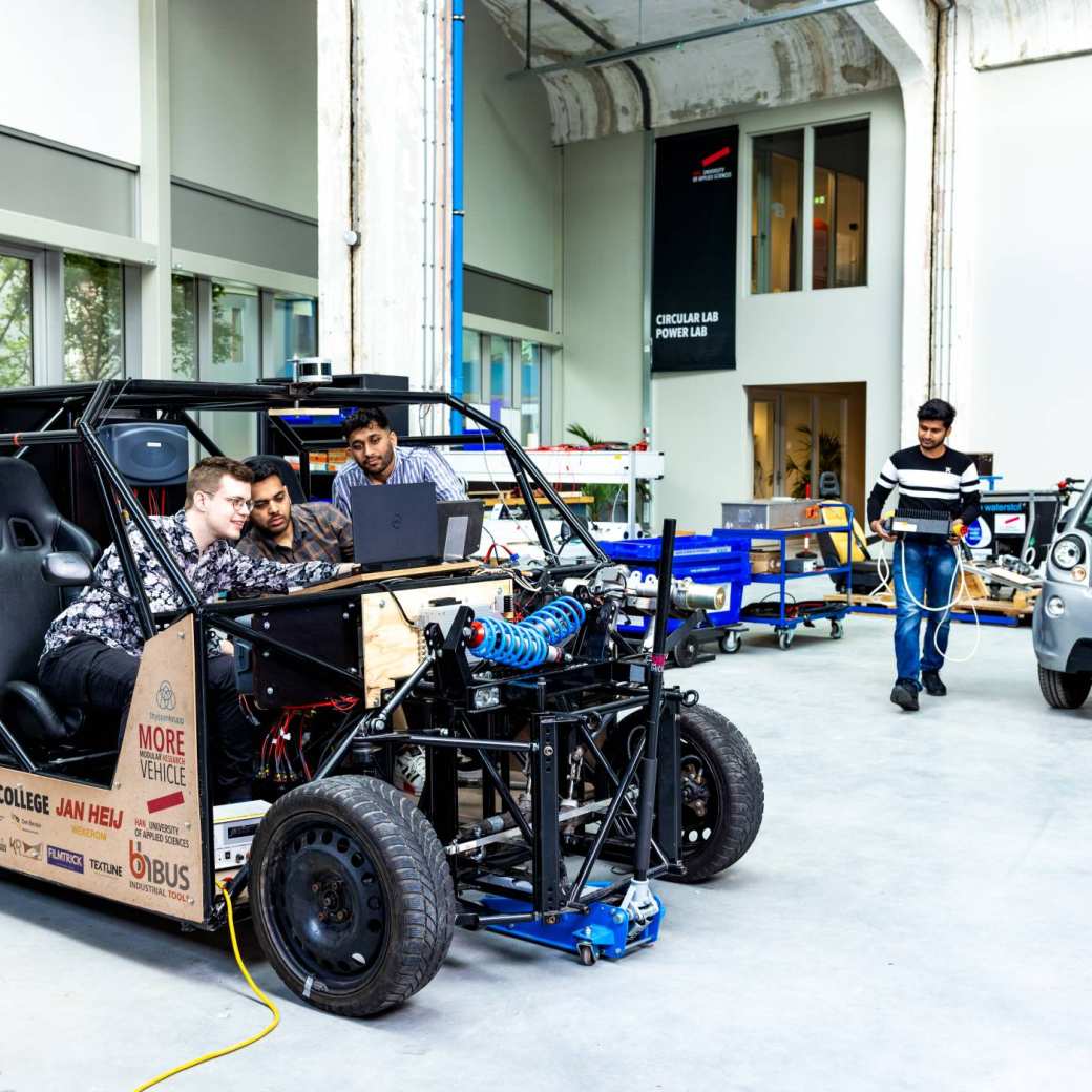 Studenten van de Master Engineering Systems Automotive Systems op IPKW bij de MORE Vehicle.