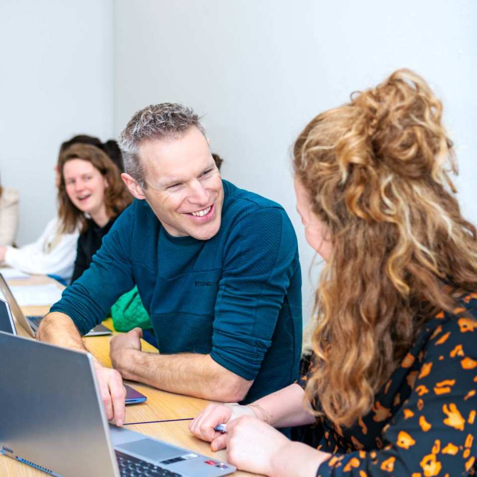 2 studenten in overleg tijdens een lessituatie.