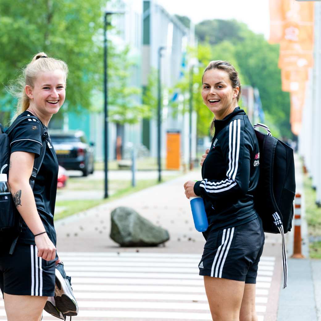 studenten lopen gebouw papendal in