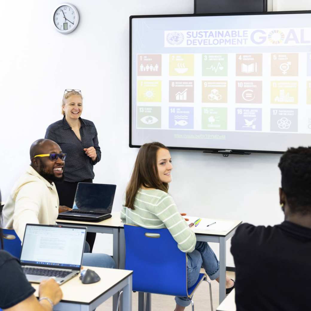 Een klas studenten Circular Economy aan het werk.