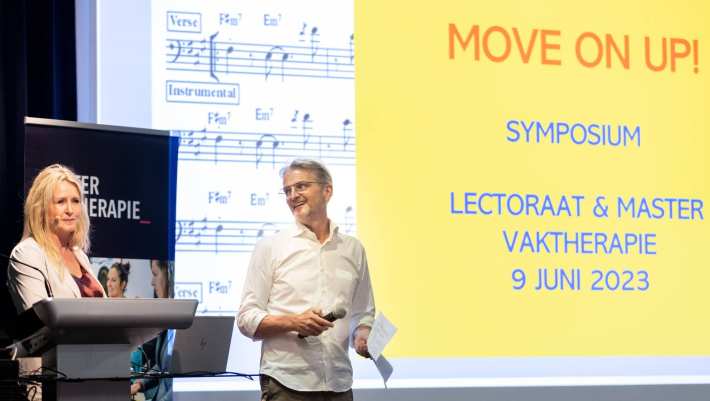 Bart Engelen en Suzanne Haeyen openen het symposium move on up van de master vaktherapie en het bijzonder lectoraat vaktherapie bij persoonlijkheidsstoornissen