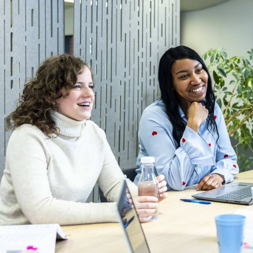 studenten accountancy deeltijd in overleg in gemeenschappelijke ruimte HAN Arnhem, finance, financieel, AFEM