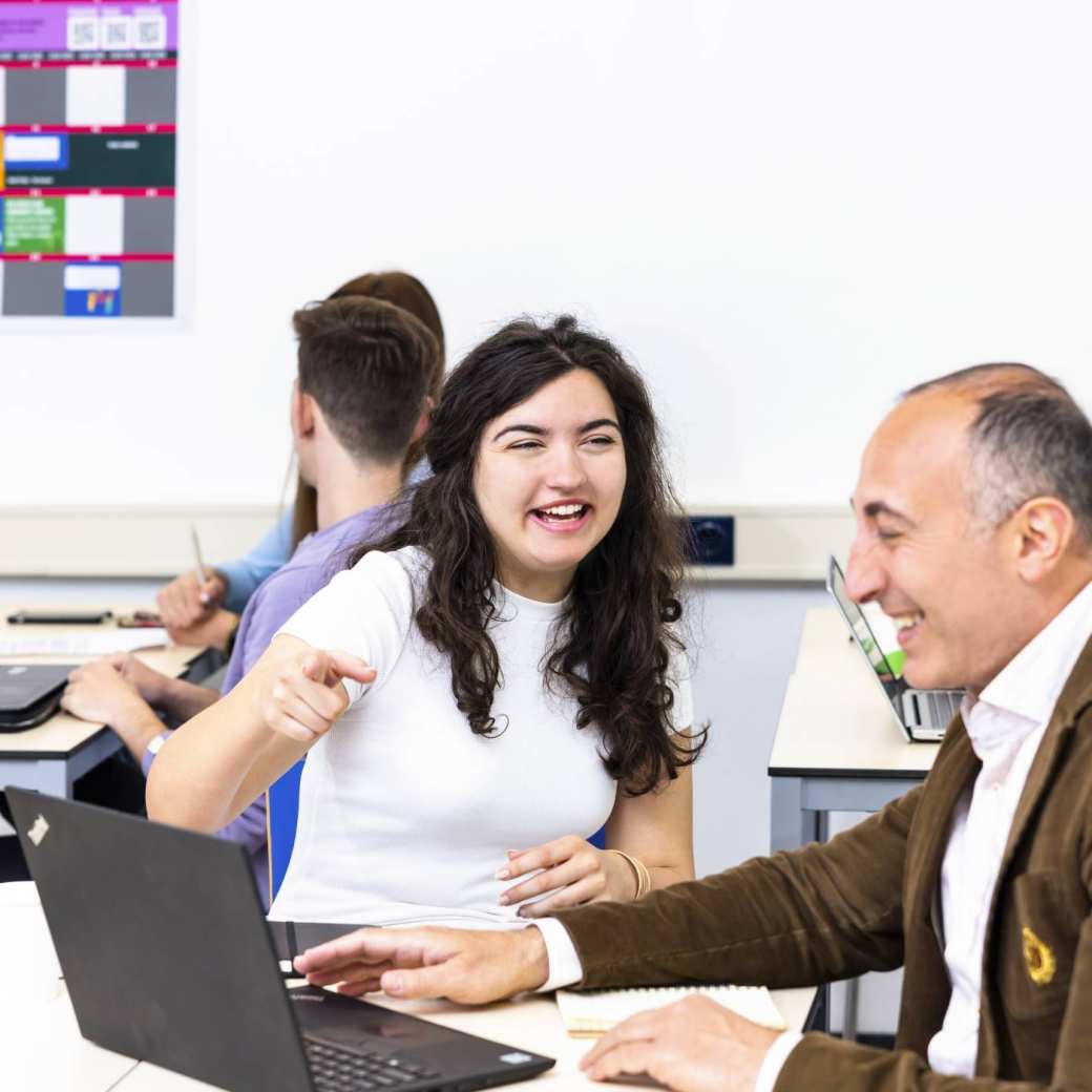 student in gesprek met docent