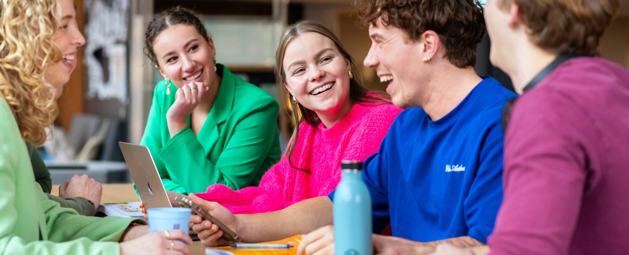 Studenten lachen naar elkaar. 