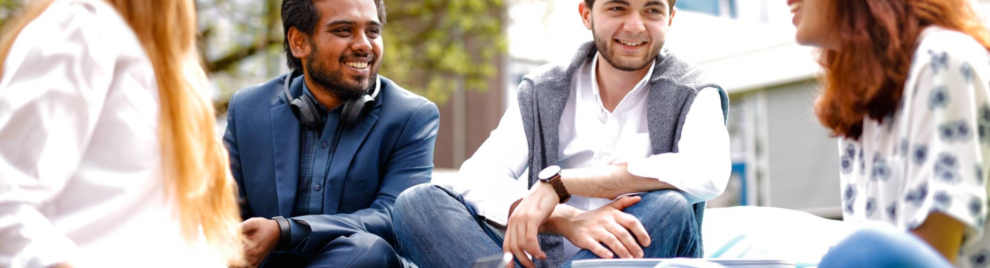 studenten buiten in gesprek