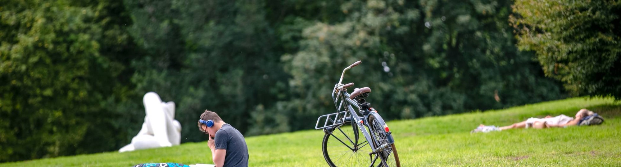 jongen in park met fiets