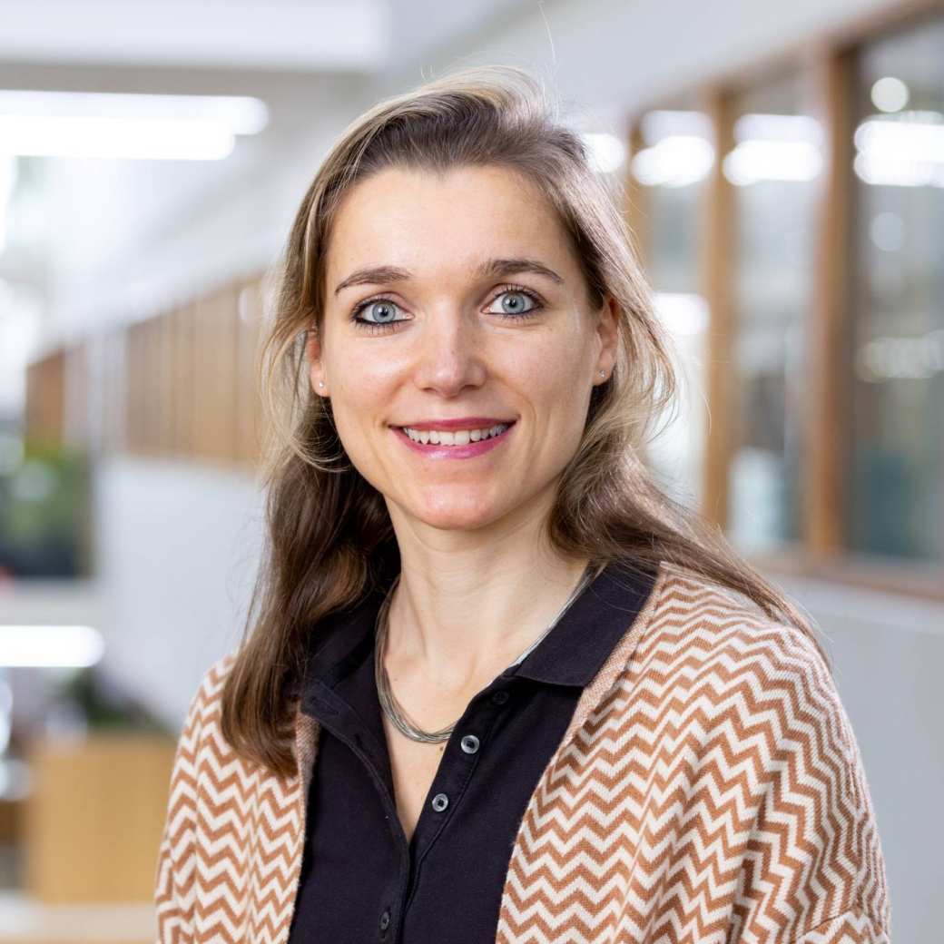 Mariola Gremmen, werkzaam bij lectoraat Leren met ICT. zwart shirt, bruin-beige vest en ketting