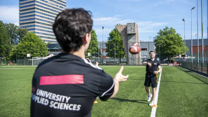 sport sportkunde en alo studenten en docenten op sportveld en gymzaal