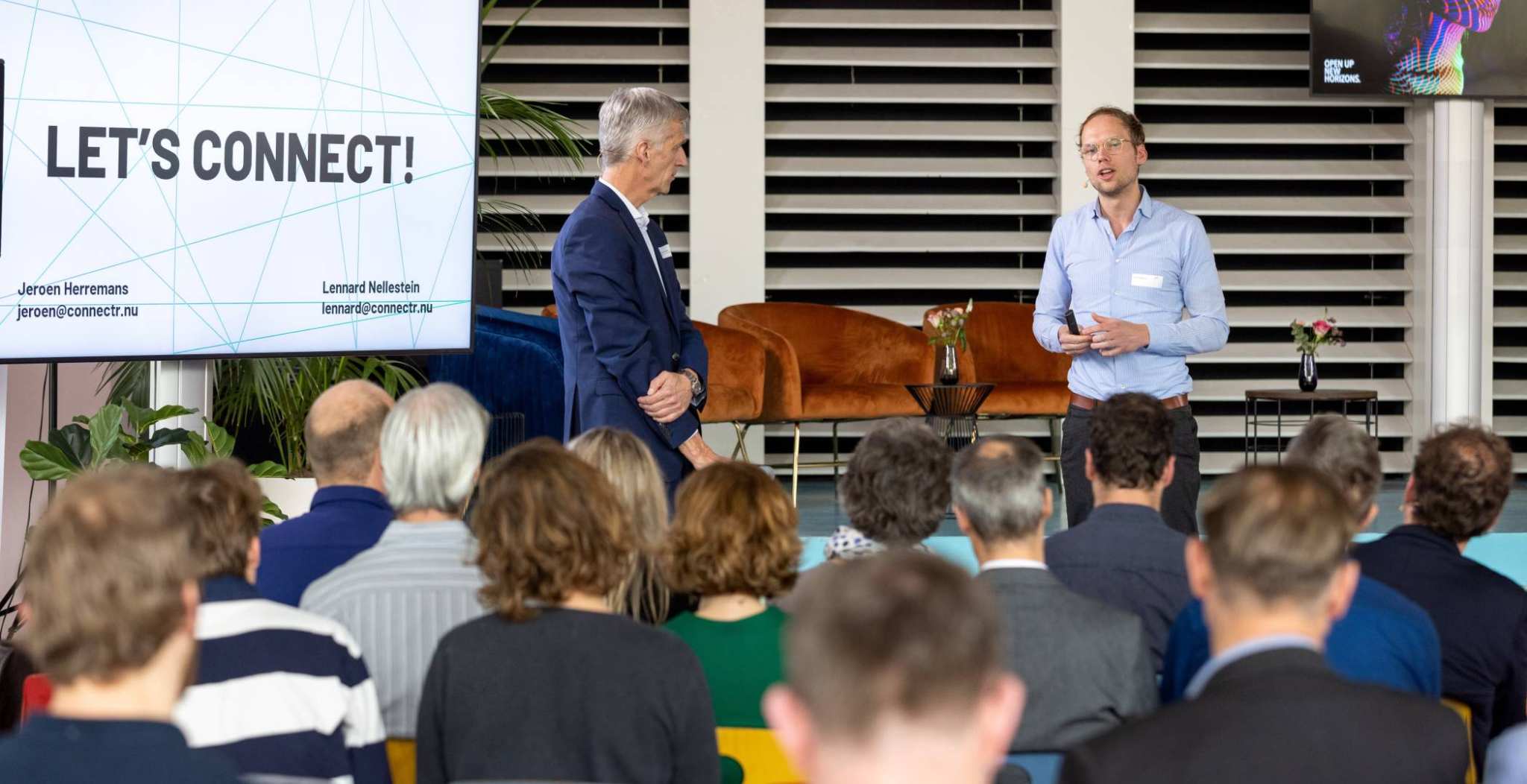 Lector Bram Veenhuizen en Lennard Nellestein van Connectr tijdens een talk op HAN Unexpected.