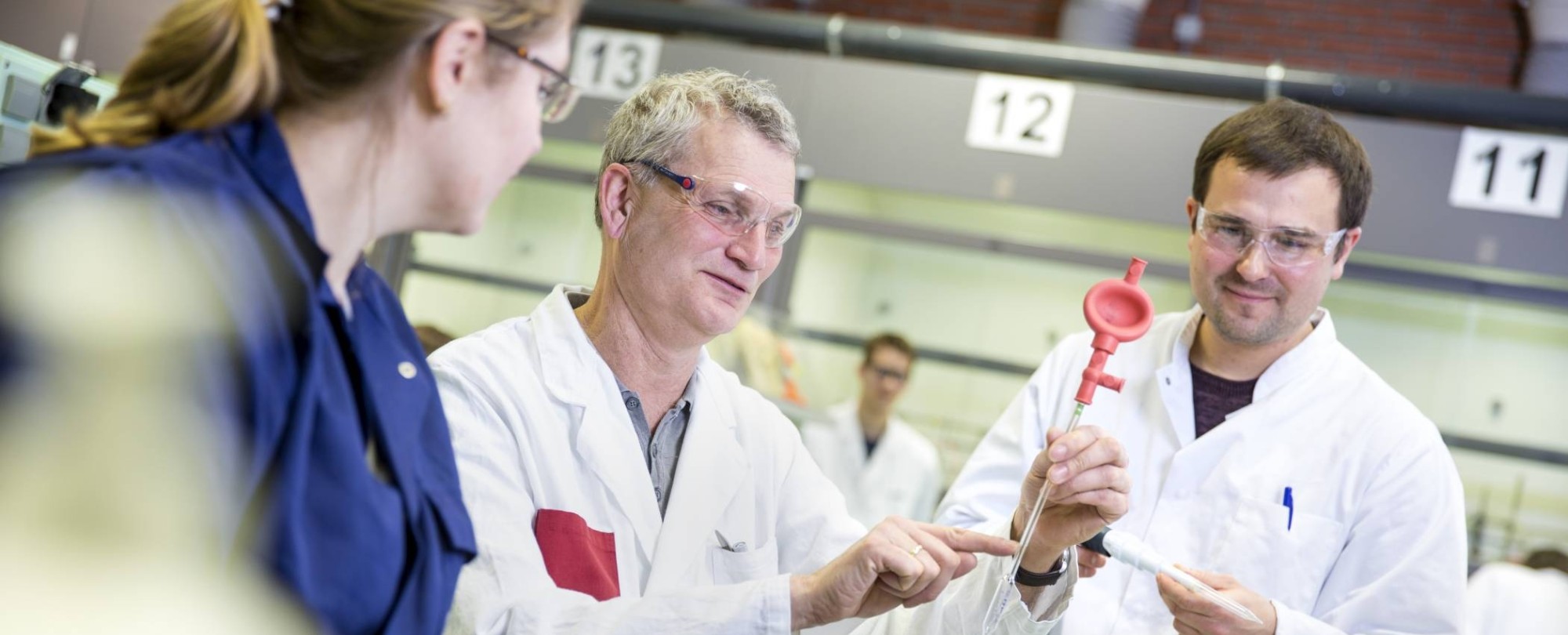 met twee studenten in laboratorium