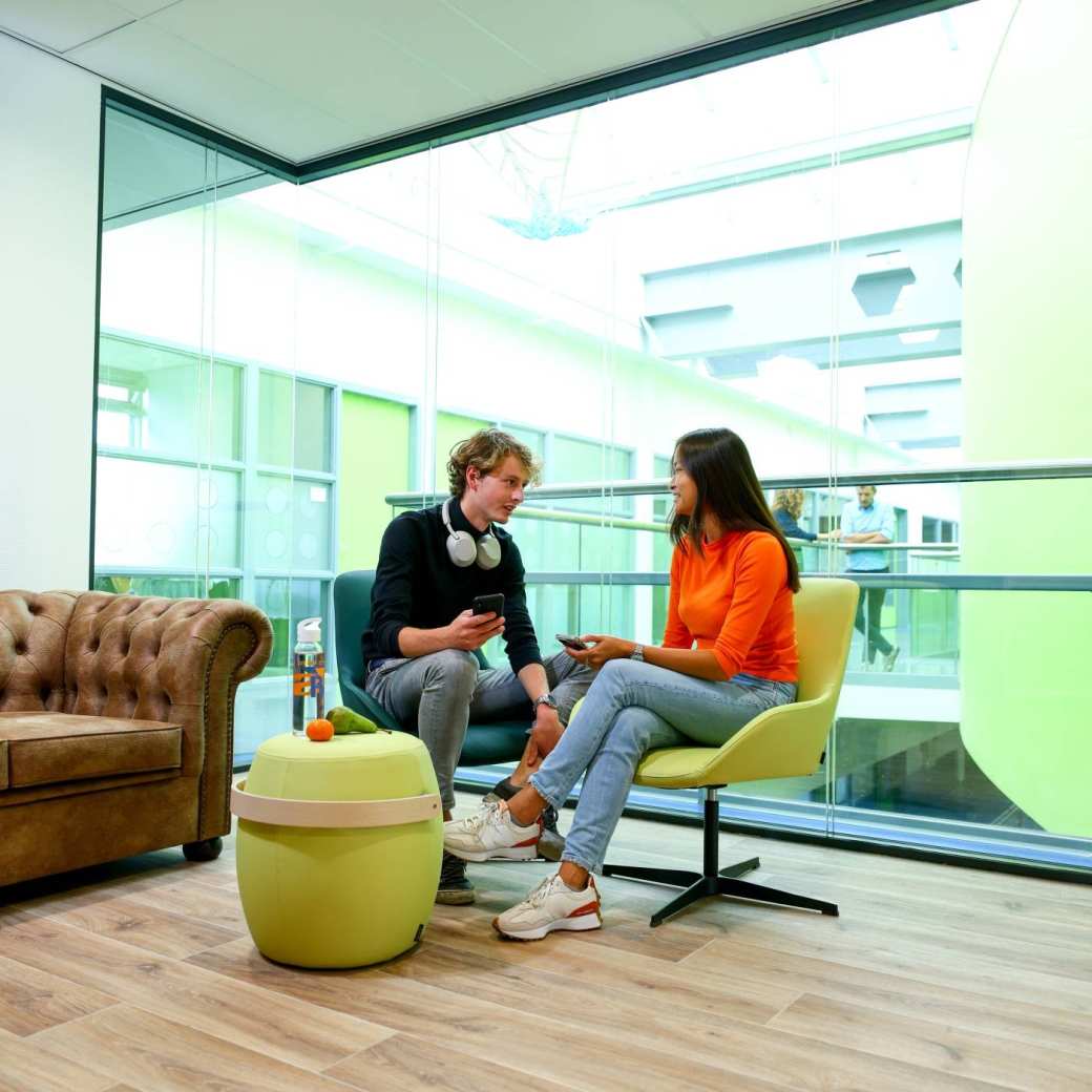 Twee studenten aan het werk in een lokaal op de HAN