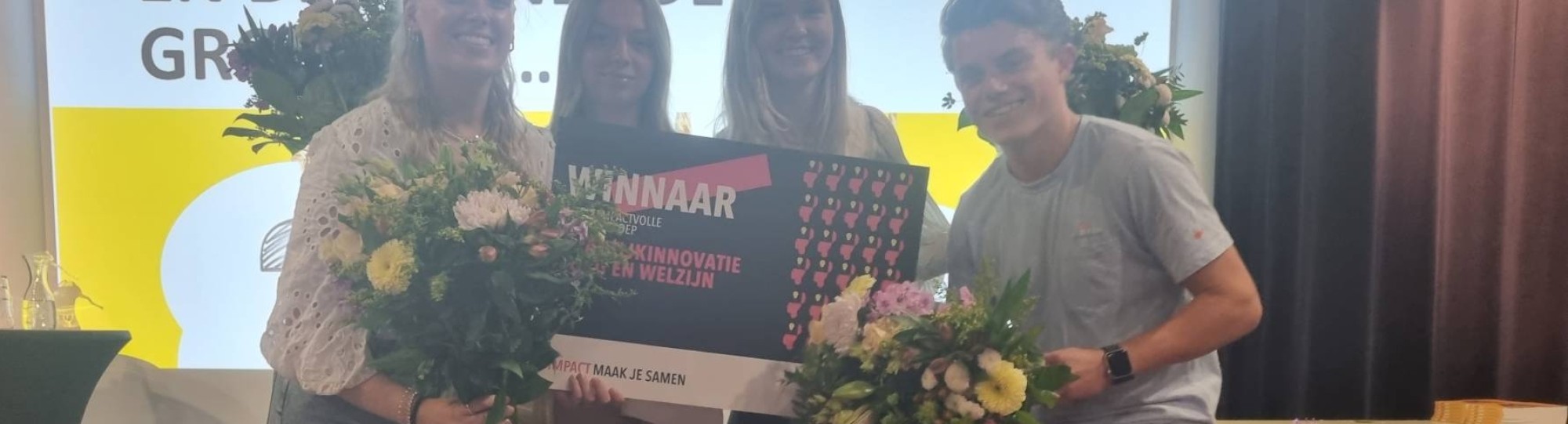 Winnaars van het Symposium Praktijkinnovatie in Zorg en Welzijn met hun prijs. Editie 2023. 