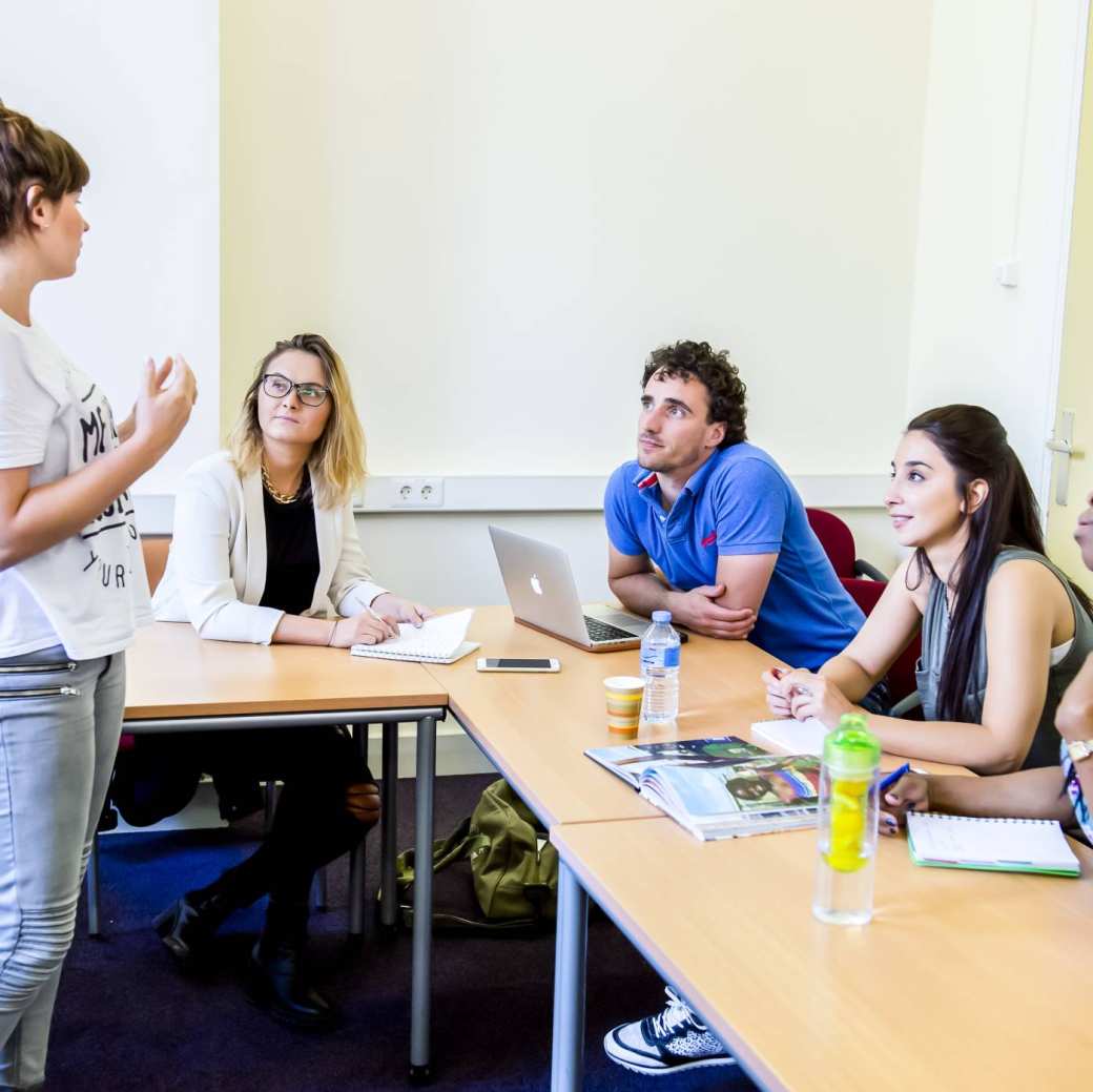 studenten luisteren naar docent