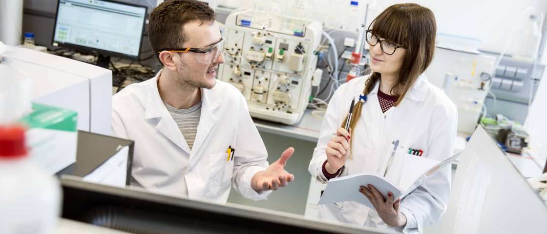 en jongen overleggen in het laboratorium