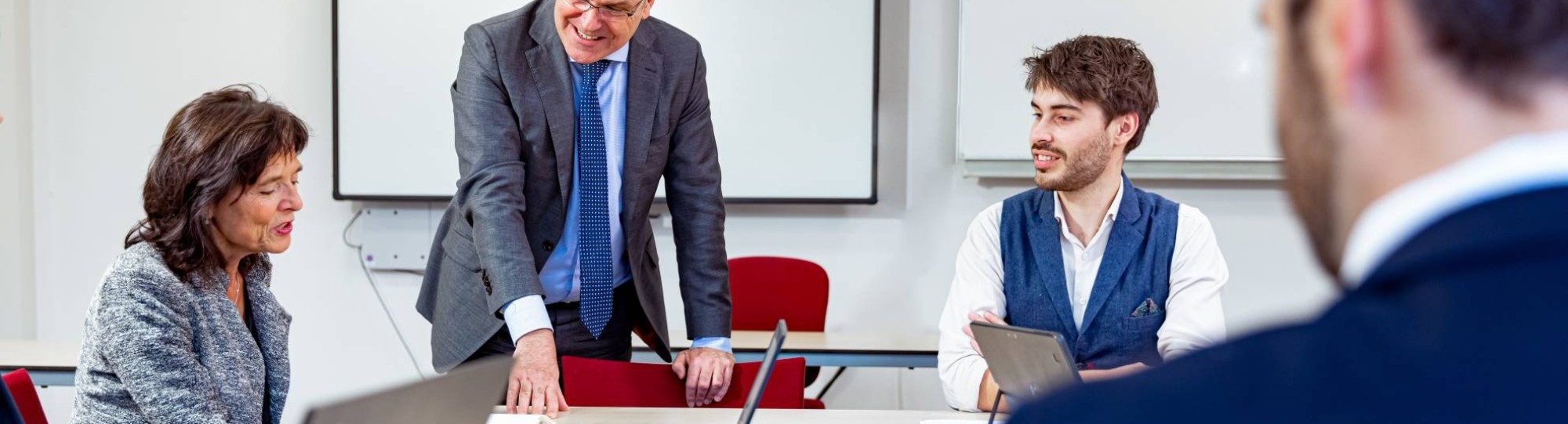 Een deeltijdstudent in gesprek met de werkgever over de voordelen van studeren.