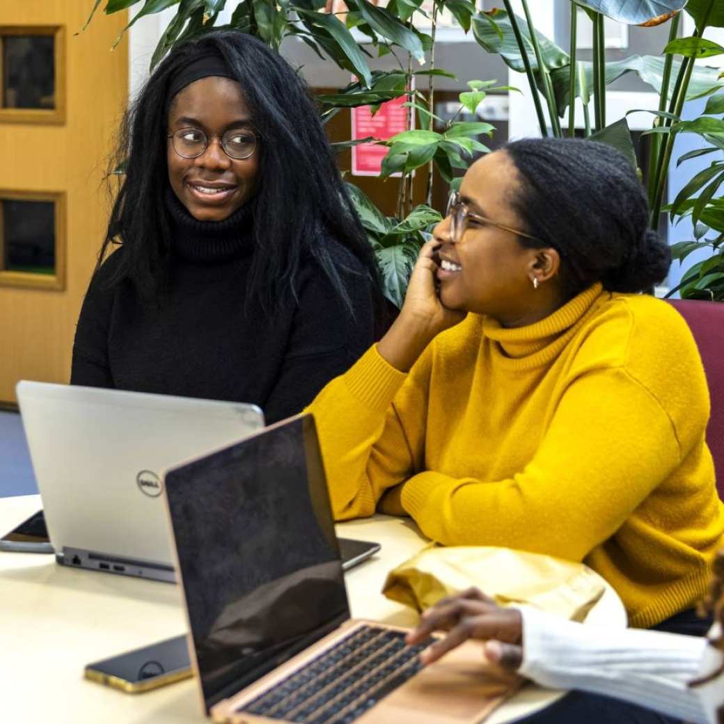 International Social Work. Groepje studenten aan tafel in gesprek op locatie Kapittelweg 33 in Nijmegen