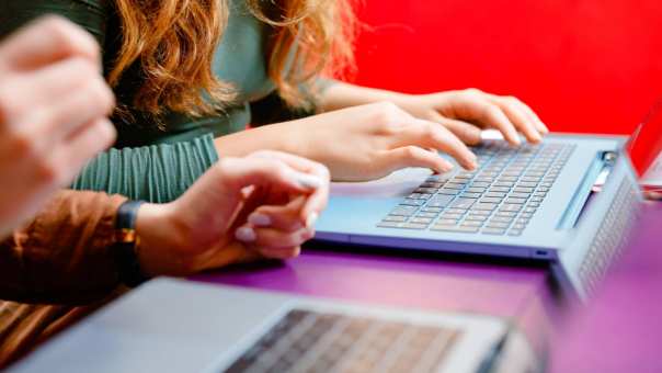 Detailfoto twee studenten met laptop