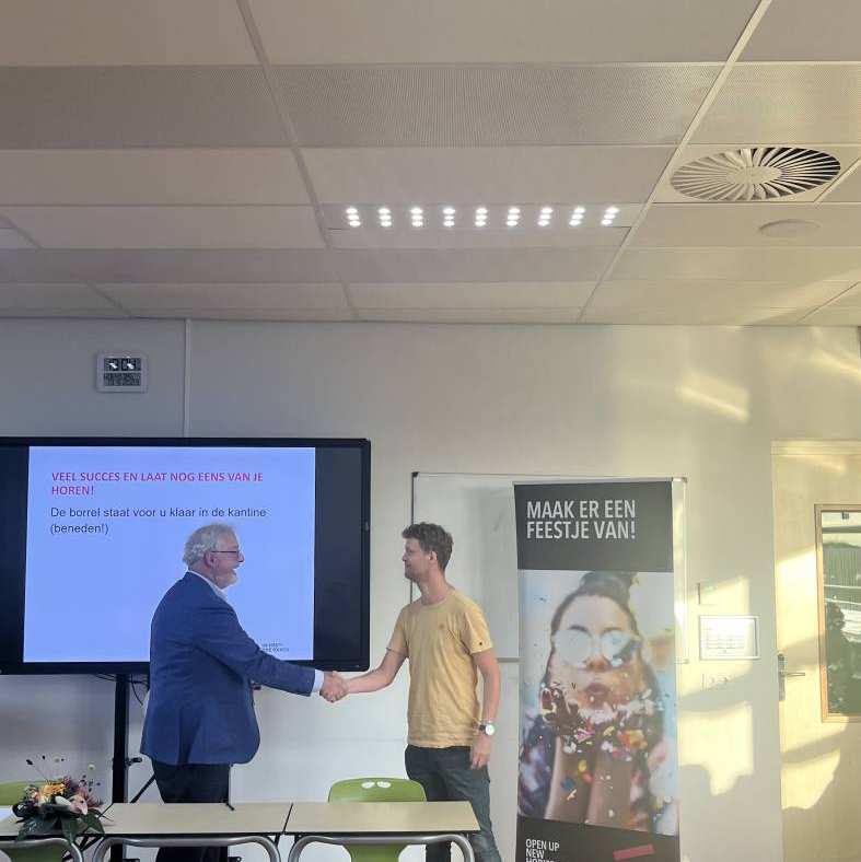 Mark Wingens krijgt diploma