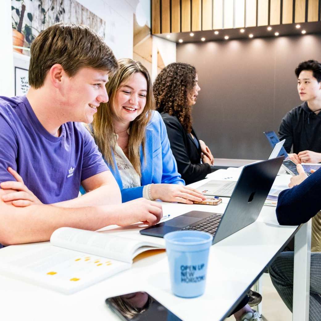 Studenten hbo Bedrijfskunde aan het werk in het studiecentrum