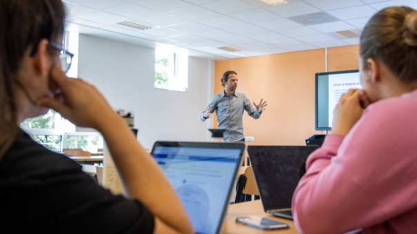 docent legt uit in de klas