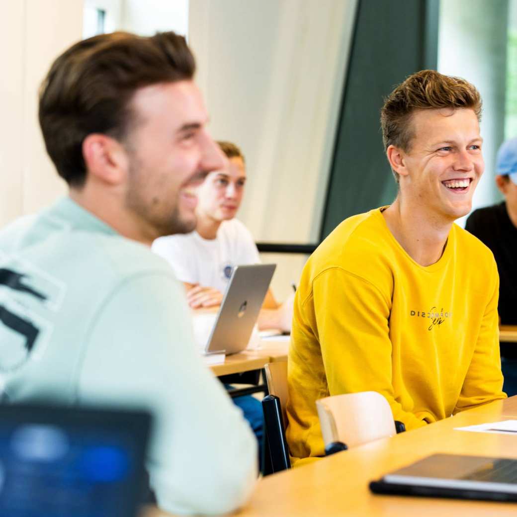 sportkunde deeltijd student lacht in de klas