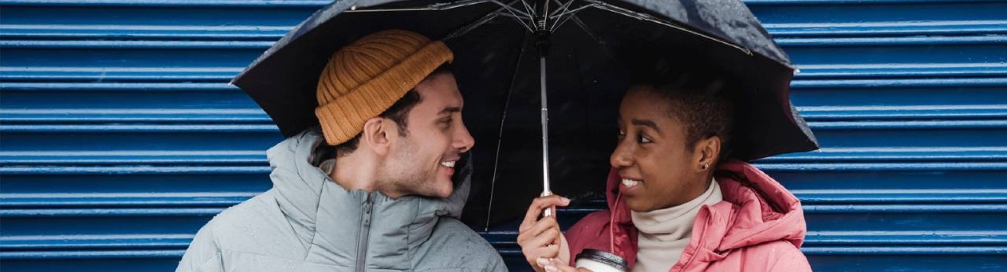 Een man en vrouw samen onder een paraplu