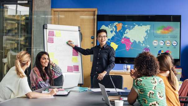 Een klas met internationale studenten die hun studie in het Engels volgen. Ontmoet nieuwe mensen en leer over andere culturen.