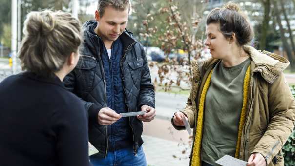 3 studenten Social Work overleggen voor de K33 in Nijmegen over een project.