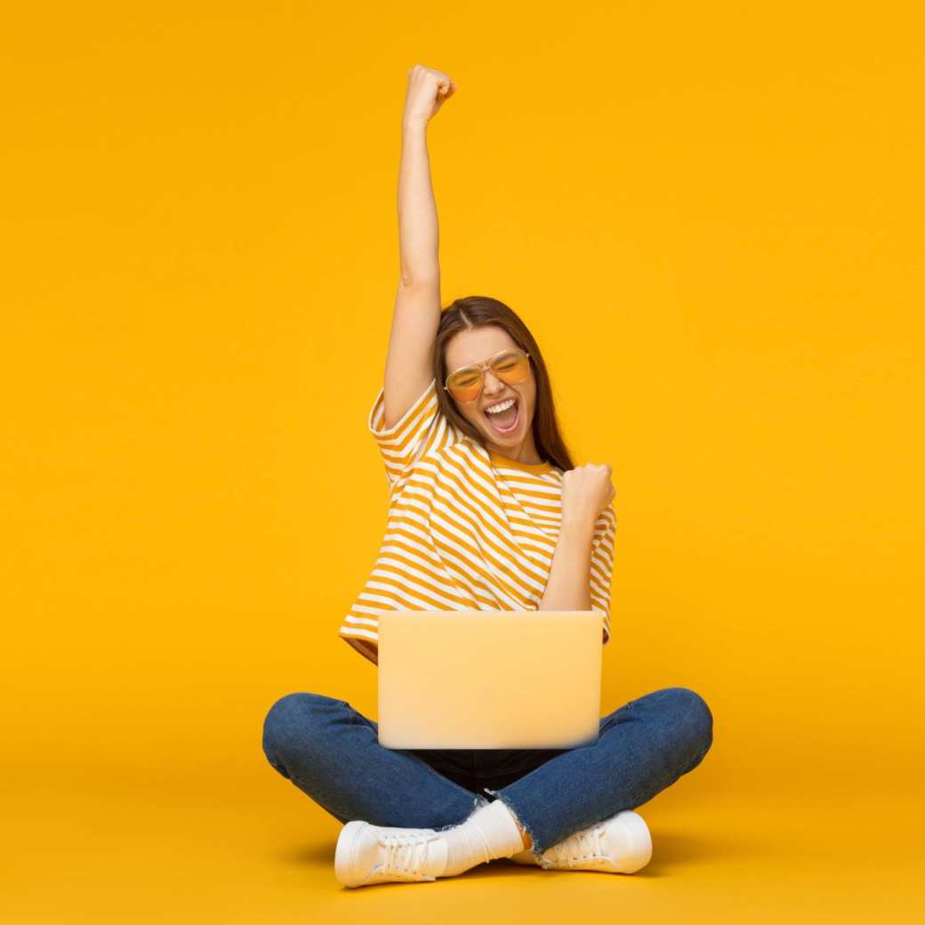 studiecluster, cluster mens en organisatie, juichend meisje met laptop en gele bril, 2021, knoop doorhakken, campagne studeer wat je liket