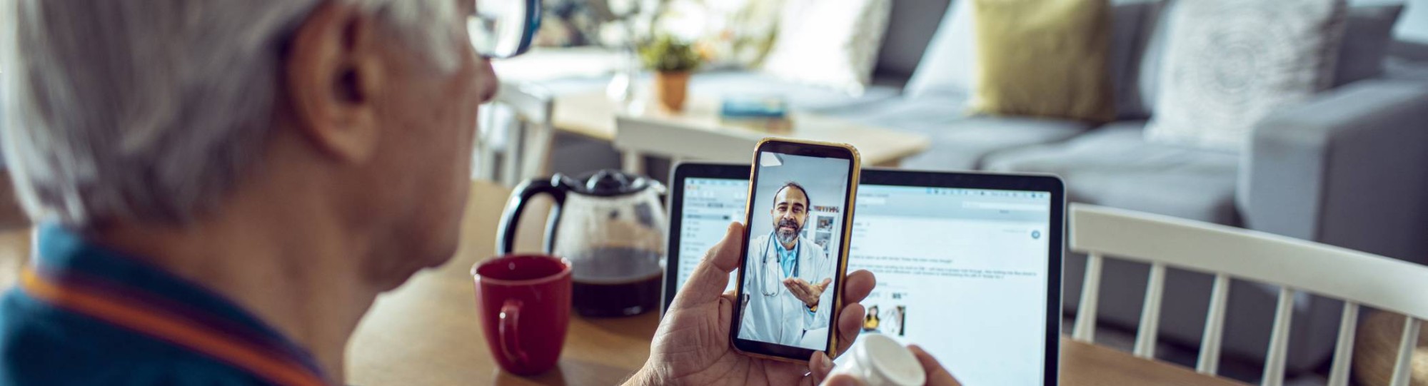 in gesprek met dokter via mobiele telefoon