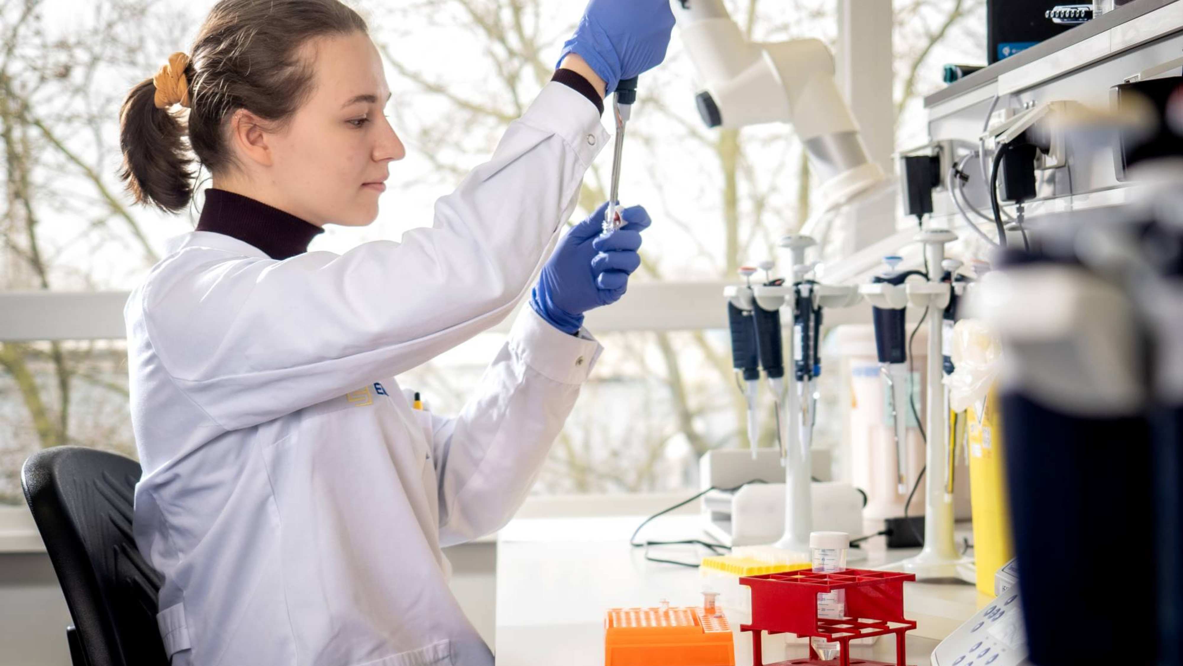 Elena aan het werk met pipet in het lab.