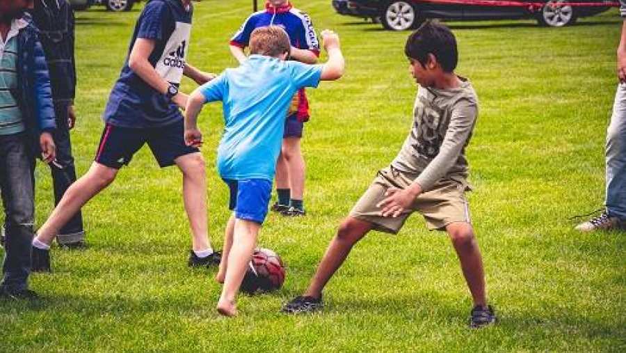 Jongens voetballend