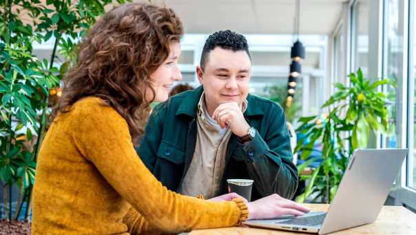 ALLEEN VOOR DE MANP | Twee studenten van de Master Advanced Nursing Practice werken samen op een laptop tijdens de lunchpauze op de HAN in Nijmegen.