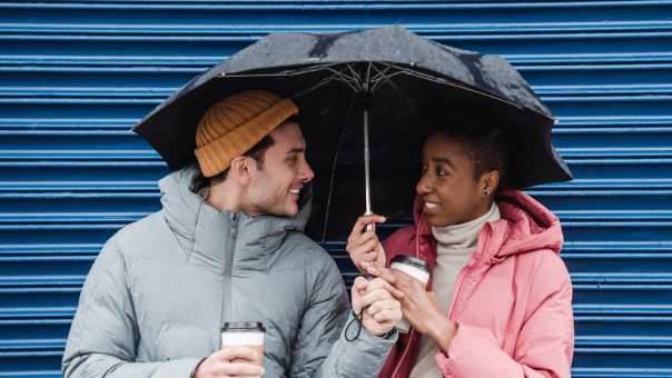 Een man en vrouw samen onder een paraplu