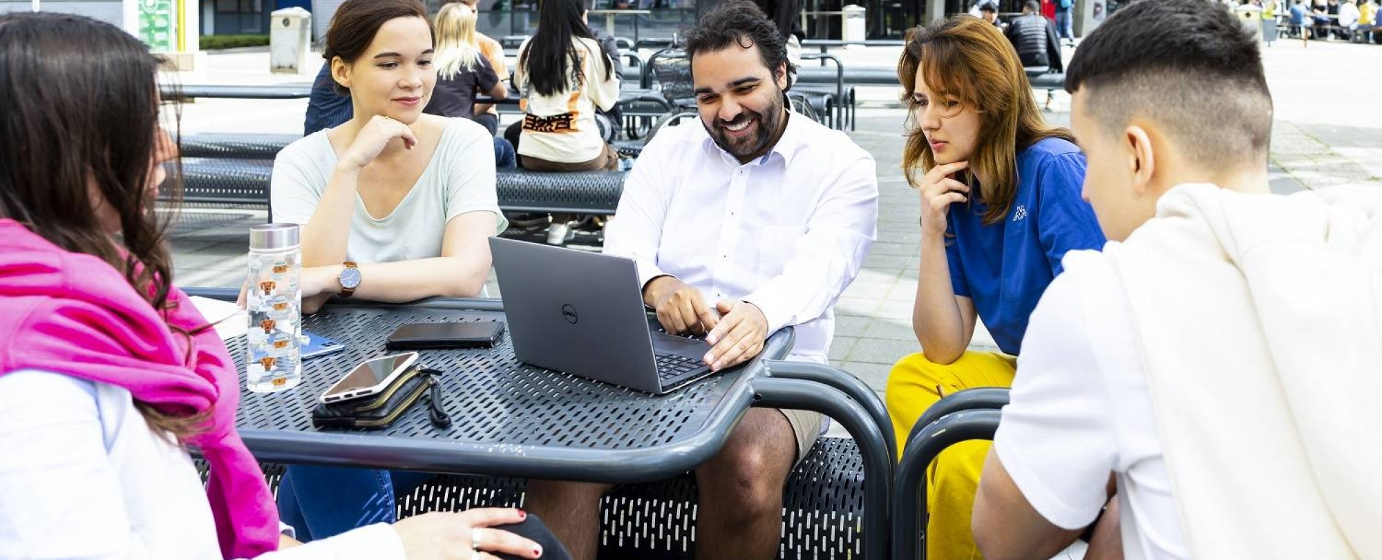 studenten buiten bij R31