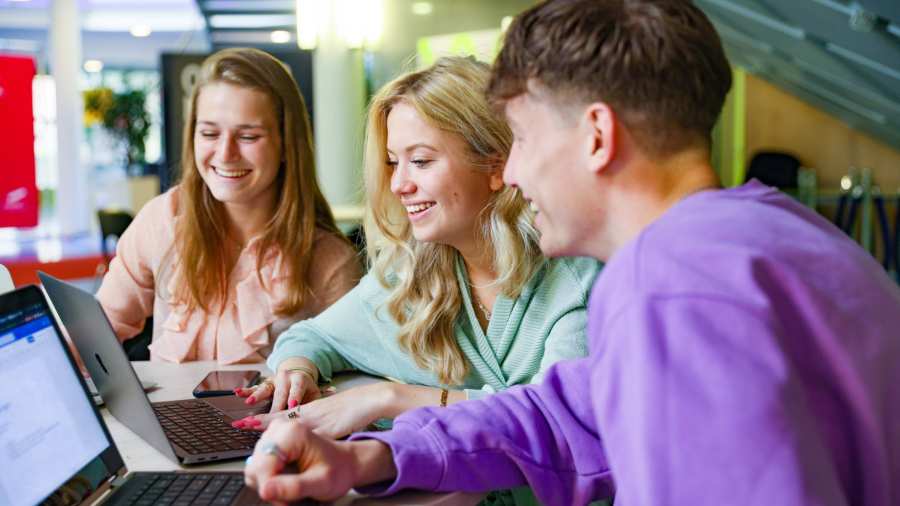 Foto Bedrijfskunde voltijd Nijmegen, studenten in overleg, laptop