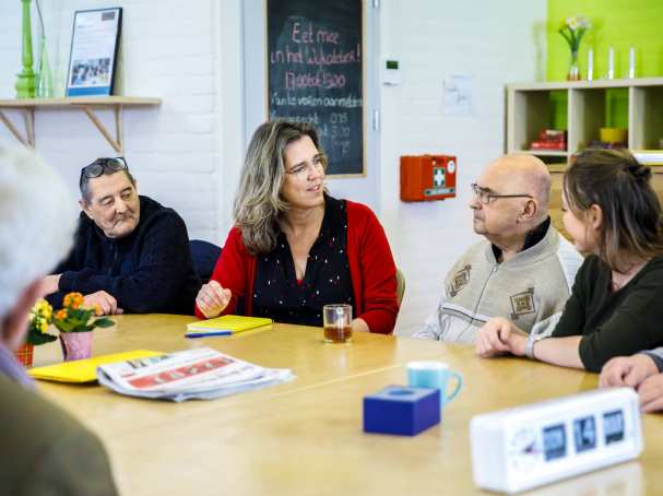 wijkatelier lindenholt- groep aan tafel docente in het midden