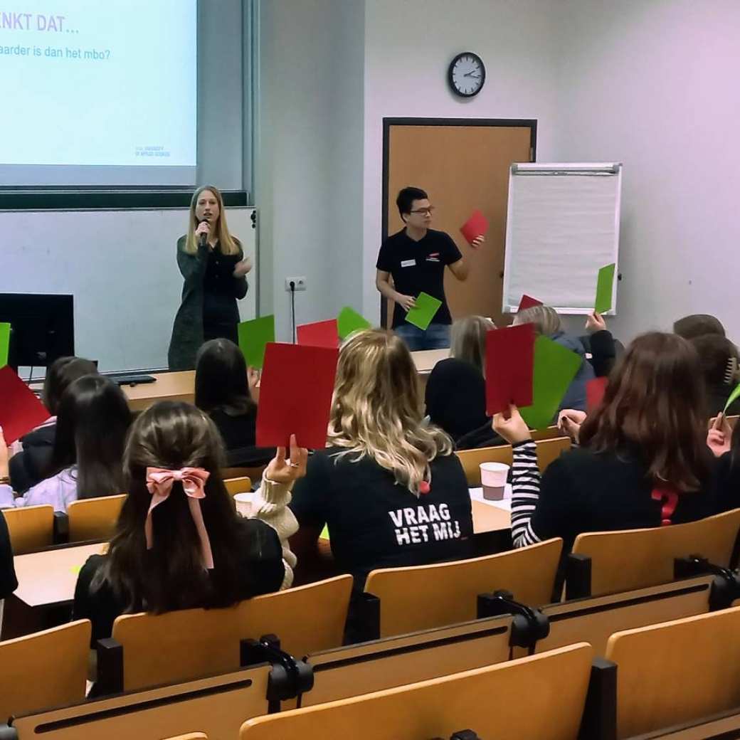 Studenten tijdens een college tijdens een proefstudeerdag.