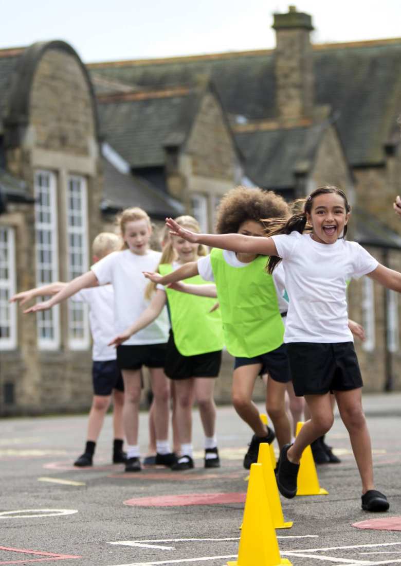 kinderen op het schoolplein tijdens een les lichamelijke opvoeding