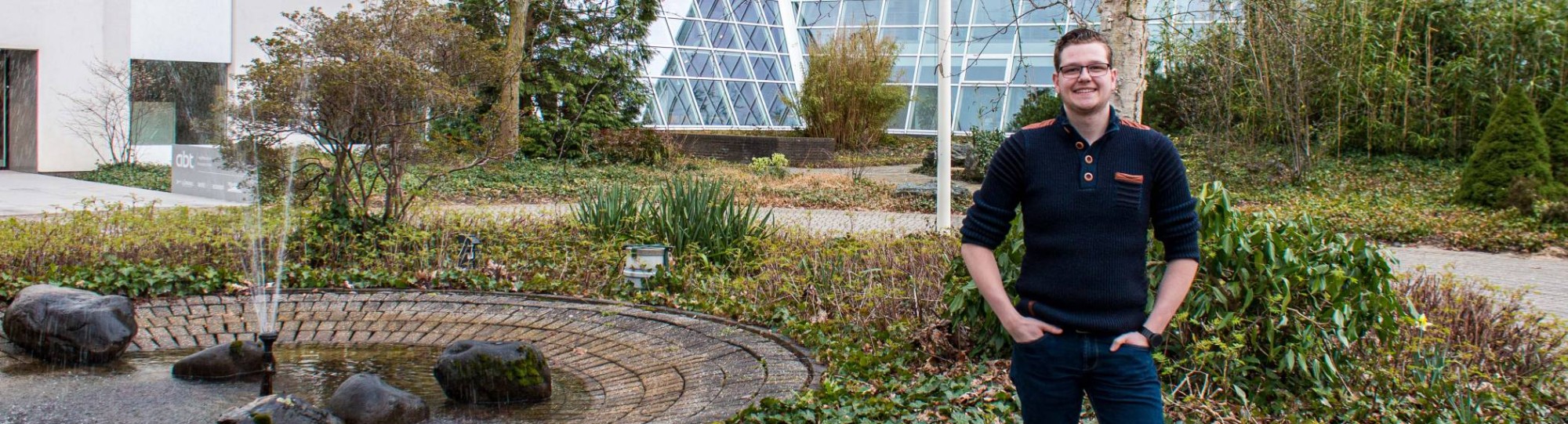 Andries Mastenbroek voor het ABT-gebouw in Velp