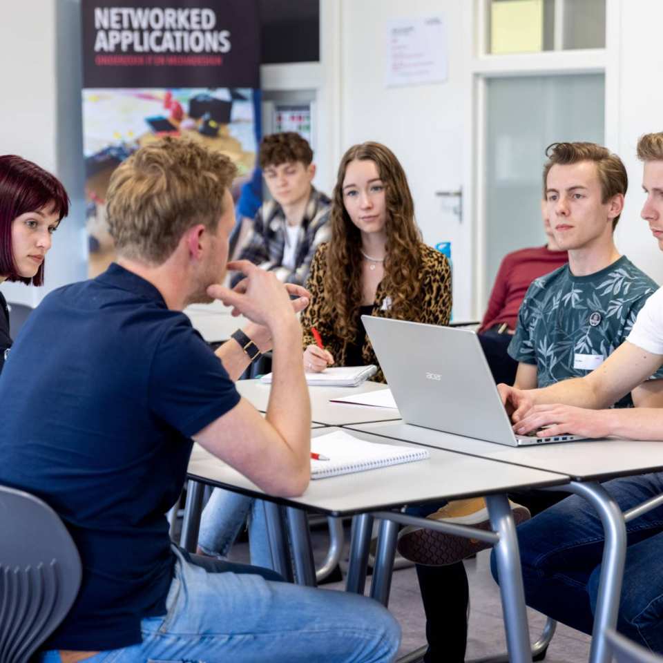 Studenten in gesprek over de toepassing van een Digital Twin tijdens HAN Unexpected