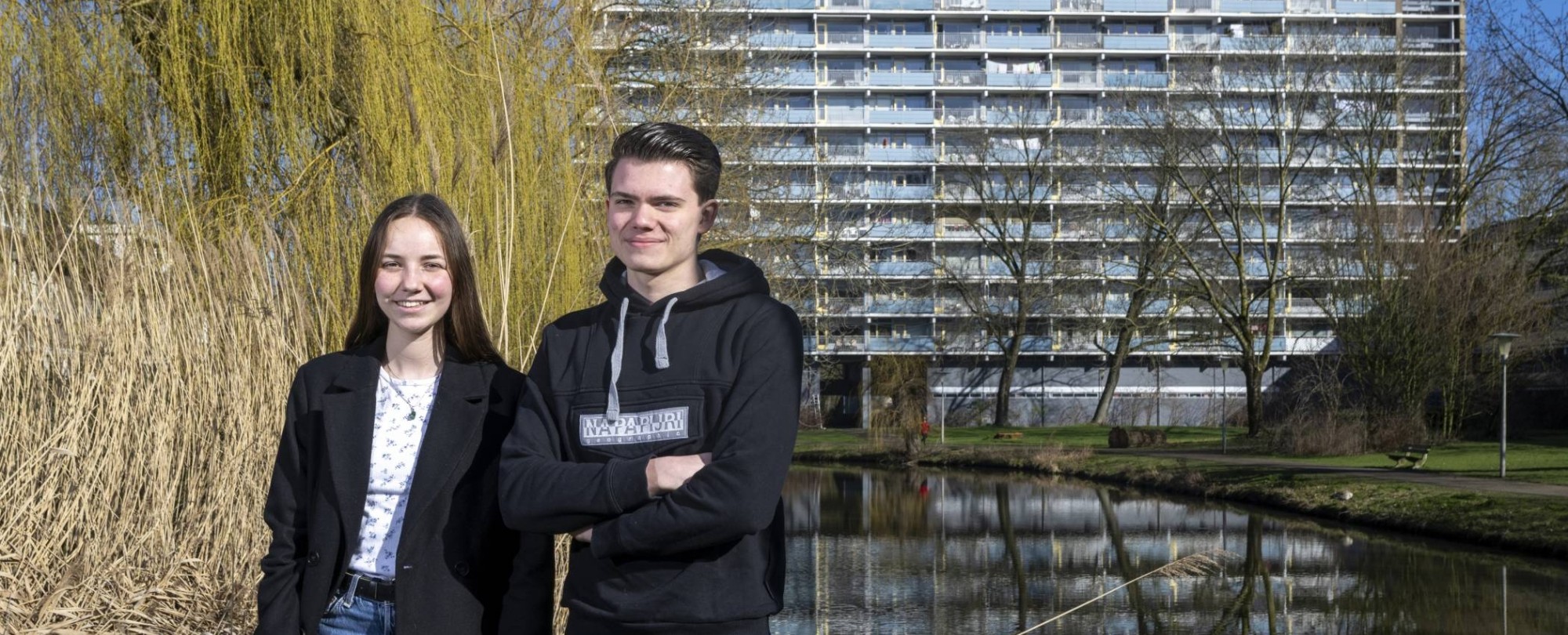 bouwkundestudenten Lotte Eijsackers en Mathijs Jacobs voor een oud appartementencomplex