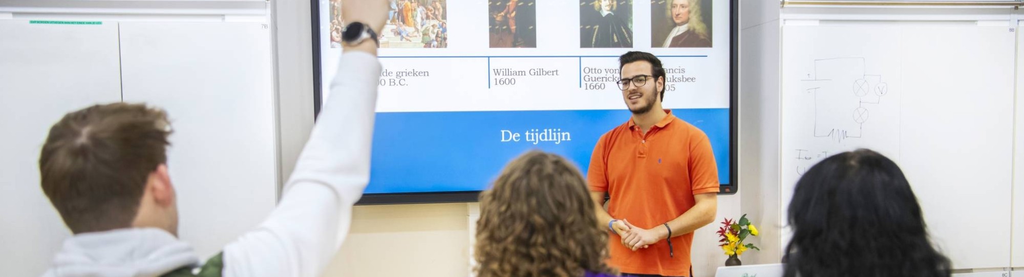 Studenten die voor 2e lerarenopleiding gaan krijgen uitleg in de klas.