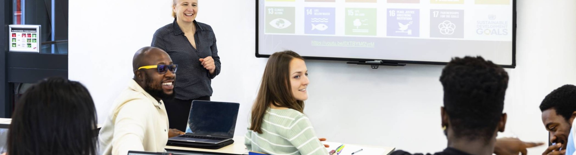 International Business-studenten leren over de SDG's en het toekomstgerichte, milieubewuste bedrijfsleven.