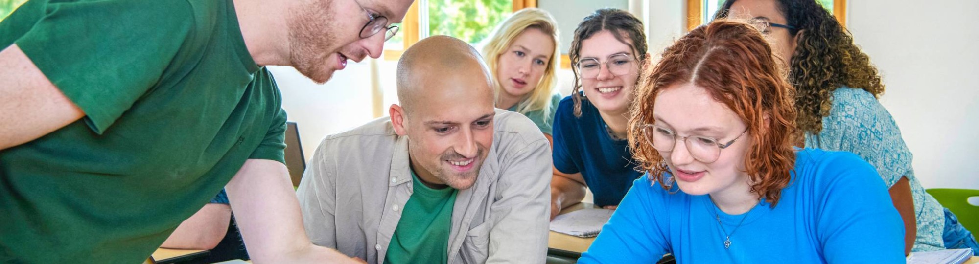 Twee wiskunde studenten schuiven gekleurde ringen in elkaar in het klaslokaal.