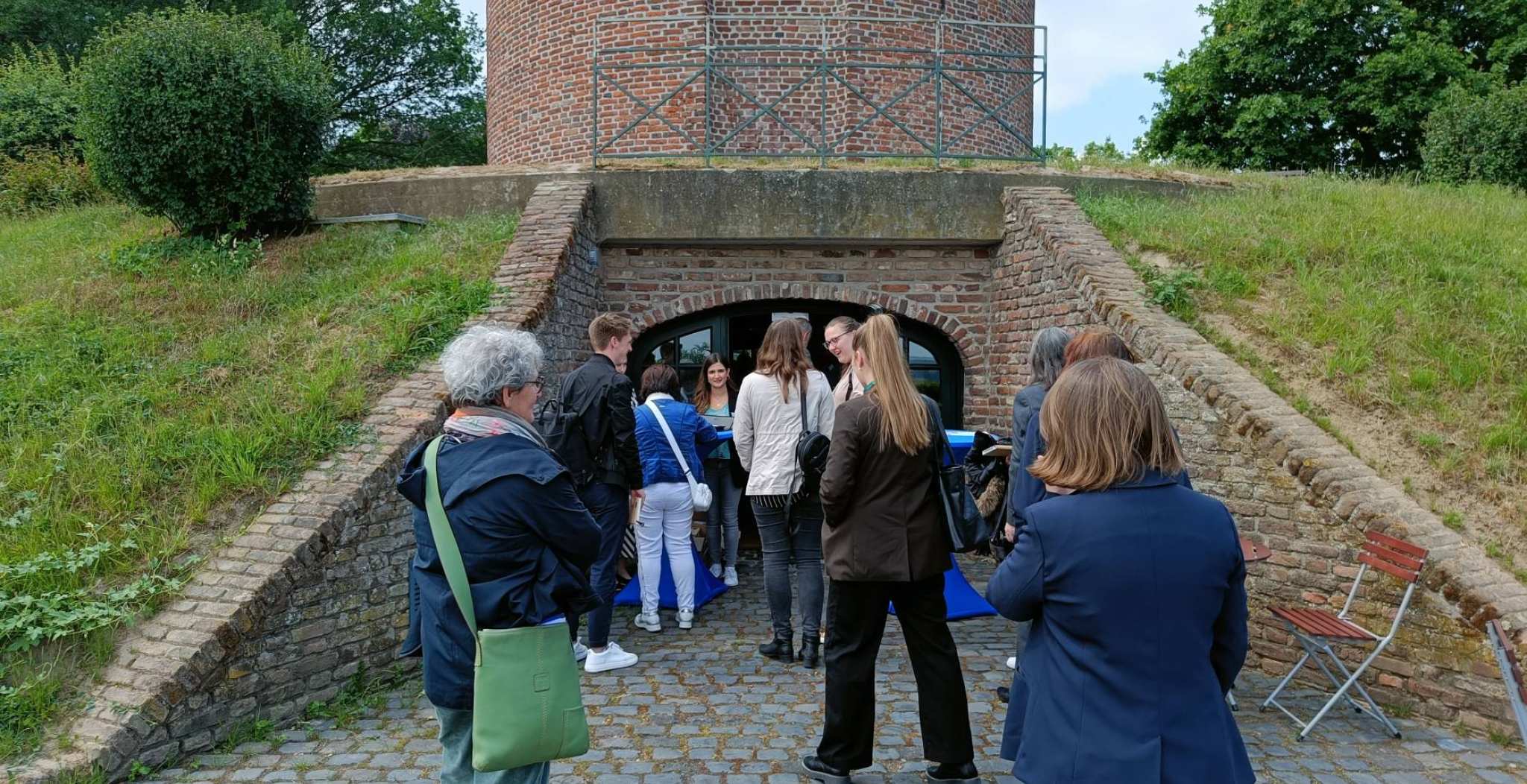 Volunteers2.0_Ingang-molen-groep-mensen_2022