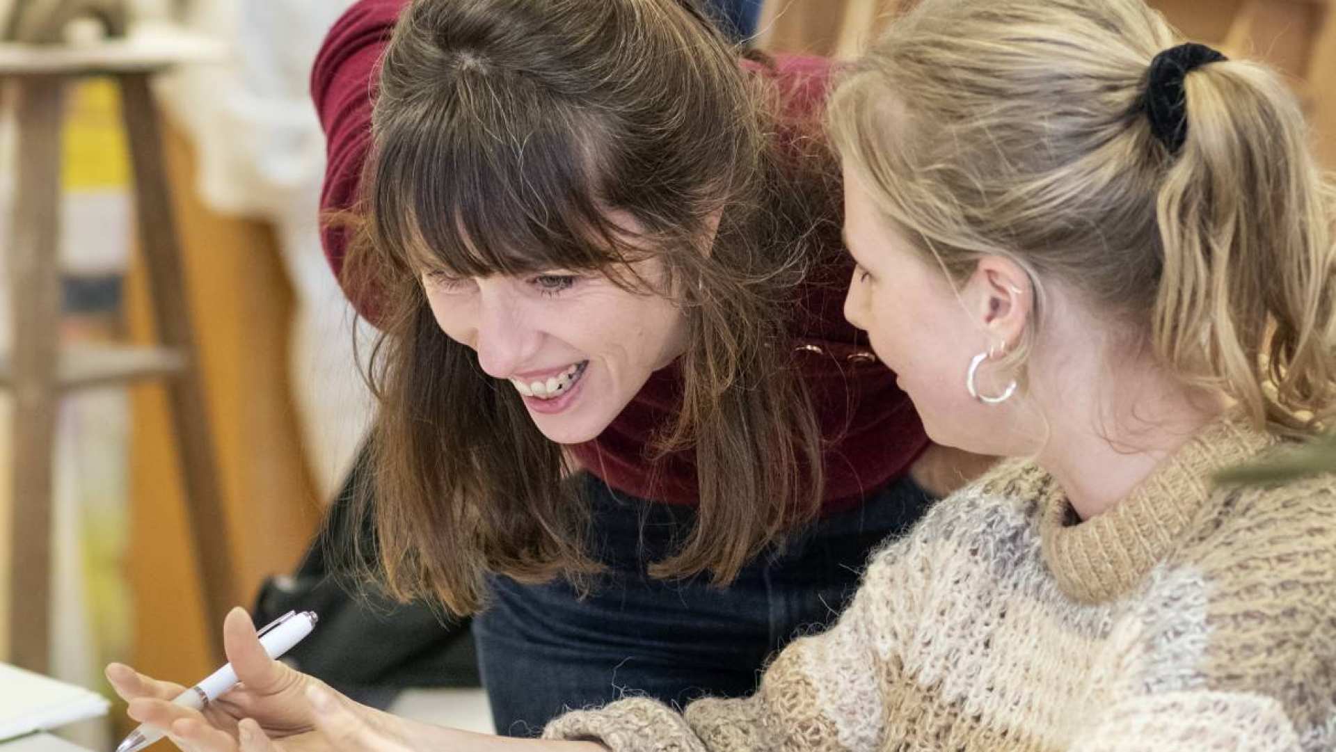 Studenten Master Vaktherapie – Beeldende Therapie – tijdens boetseren.