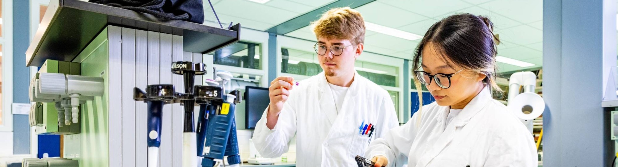 twee studenten werken samen in het chemielab