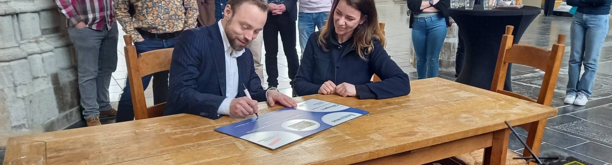 Stichting Eusebius en de HAN Academie Engineering en Automotive zetten handtekening voor samenwerking in waterstof Livinglab project. 