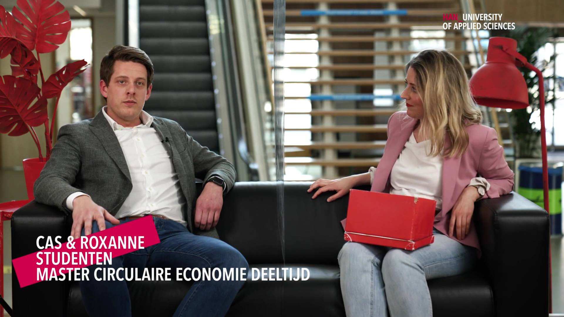 Bankvideo met Cas van Striep en Roxanne van Stuijvenberg, master circulaire economie studenten